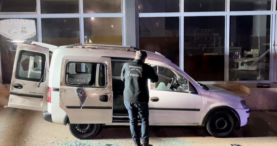 Alacaklılarını yolda gören bir grup şüpheli, takip ettikleri aracı kurşuna dizdi. Araçta bulunan iki kişi şans eseri yara almazken, otomobil âdetâ delik deşik oldu. Polis, dehşet saçan 2 saldırganı yakalamak için çalışma başlattı.