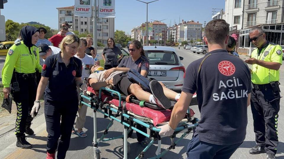 Motosiklet, yayaya yol veren otomobile çarptı: 1 yaralı