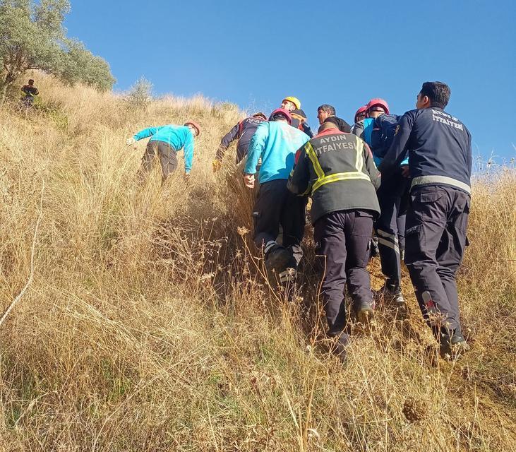 UÇURUMA DEVRİLEN OTOMOBİLİN KADIN SÜRÜCÜSÜ HALAT YARDIMIYLA KURTARILDI