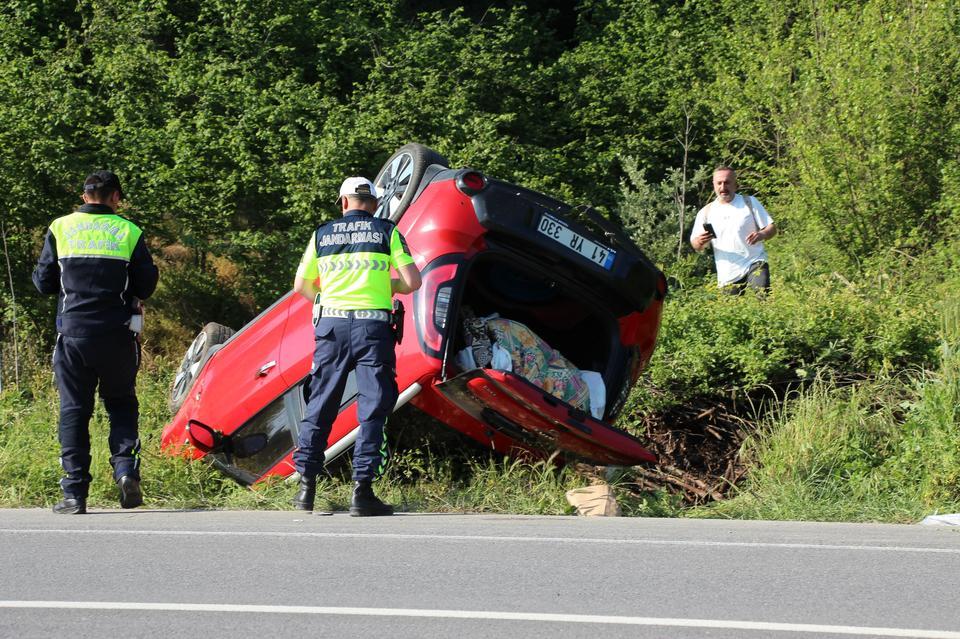 Takla atan otomobildeki aile ölümden döndü