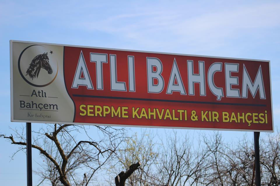 Aydın’ın Efeler ilçesinde hizmet veren ‘Atlı Bahçem Serpme Kahvaltı ve Kır Bahçesi’ muhteşem doğasıyla misafirlerini ağırlıyor.