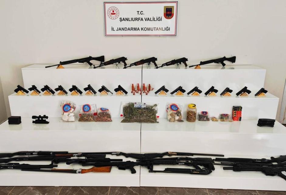 Mısır tarlasında patlayıcı madde ve silahlar ele geçirildi: 9 gözaltı