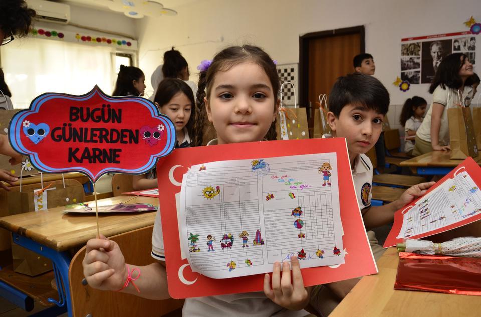 MERSİN'DE ÖĞRENCİLER KARNE HEYECANI YAŞADI VALİ PEHLİVAN: "İL GENELİNDE 426 BİN 795 ÖĞRENCİYE KARNELERİNİ VERİYORUZ"