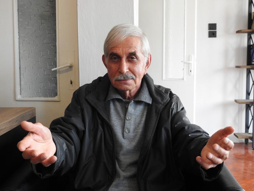 AZİZ NESİN'İN ROMANI MANİSA'DA GERÇEK OLDU NÜFUSA GÖRE HAYATTA TAPU KAYITLARINA GÖRE ÖLÜ "ŞAKA GİBİ BİR OLAY YAŞIYORUM" DİYEN MANİSALI 74 YAŞINDAKİ RIFAT ÖZTEN AİLEDEN KALAN ARAZİLERİ KARDEŞLERİNE PAYLAŞTIRMAK İÇİN GİTTİĞİ KULA TAPU MÜDÜRLÜĞÜNDE ÖLÜ OLDUĞUNU ÖĞRENDİ TAPU DAİRESİNİN KAYITLARINA GÖRE ÖLÜ OLDUĞUNU ÖĞRENEN RIFAT ÖZTEN YAŞADIĞINI KANITLAMAK İÇİN ADLİ İŞLEM BAŞLATTI