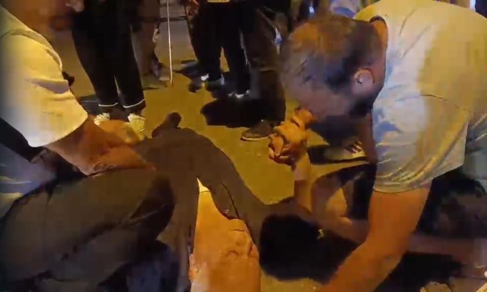 ÇIKAN KAVGADA BAŞINDAN YARALANDI, KANLAR İÇİNDE  YERDE KALDI