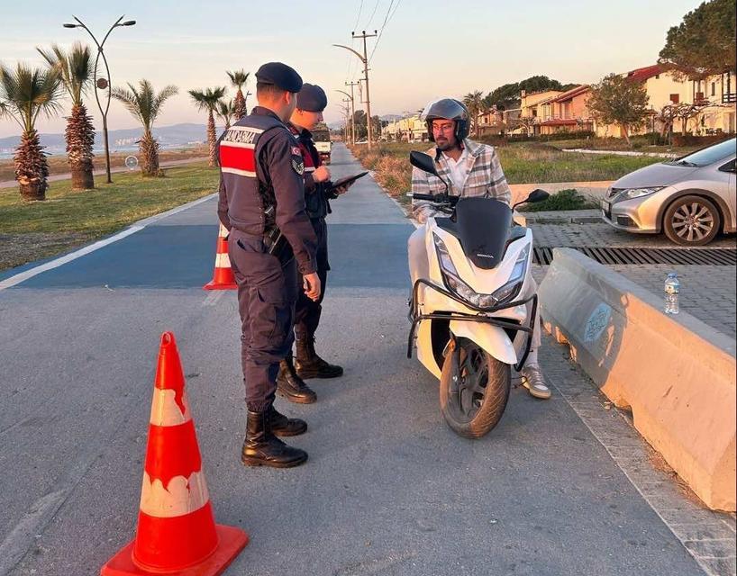 Kuşadası’nda sahil yoluna araçla girenlere ceza yağdı