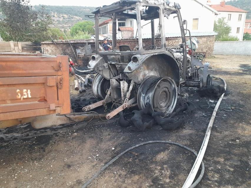 Traktör yandı, geriye demir yığını kaldı