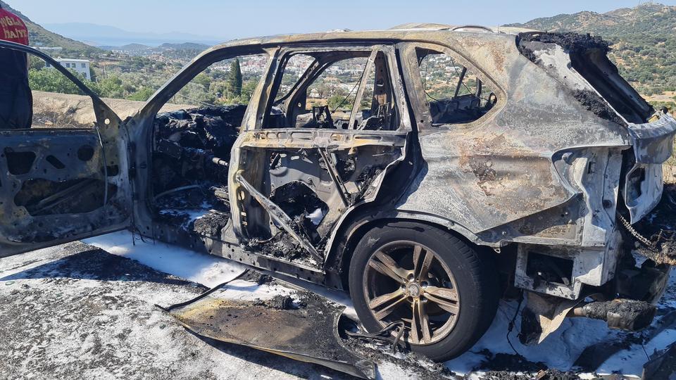 OTOMOBİL ÖNCE ALEV TOPU, SONRA METAL YIĞININA DÖNDÜ OTOMOBİLDEKİ YANGIN, YOL KENARINA SIÇRADI