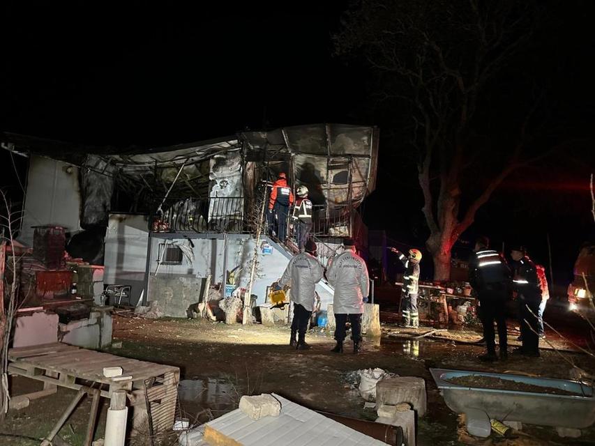 Prefabrik evde facia: Karı koca alevlerin arasında can verdi