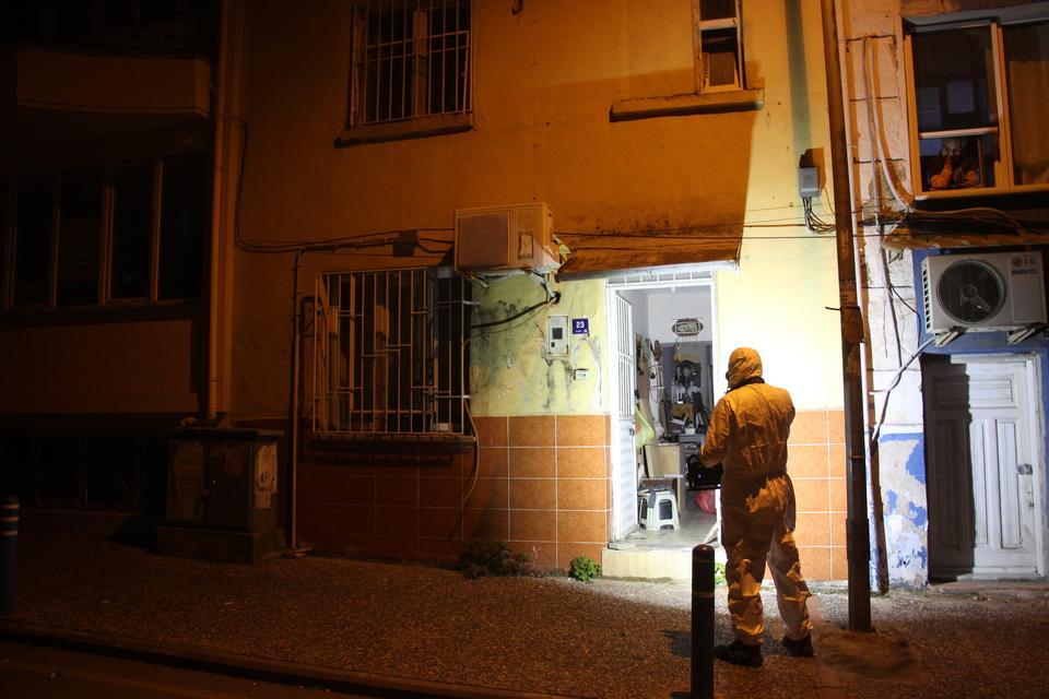 KOMŞULARININ BİR HAFTADIR HABER ALAMADIĞI ŞAHIS EVİNDE ÖLÜ BULUNDU EVİN KAPISI AÇILINCA SOKAĞI KÖTÜ KOKU KAPLADI