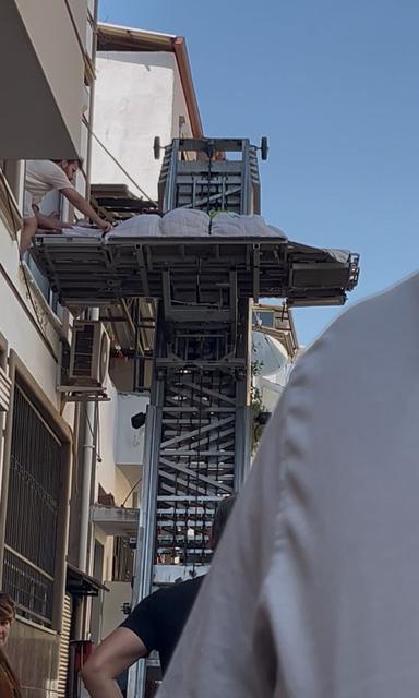 CENAZESİ ASANSÖRLÜ ARAÇLA EVDEN İNDİRİLDİ TABUTA SIĞMADI, MUSALLA TAŞINA KONULAMADI 300 KİLOLULUK YILDIRIM, GÖZYAŞLARIYLA UĞURLANDI
