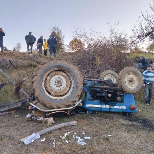 Tarla sürdüğü traktörün altında kaldı