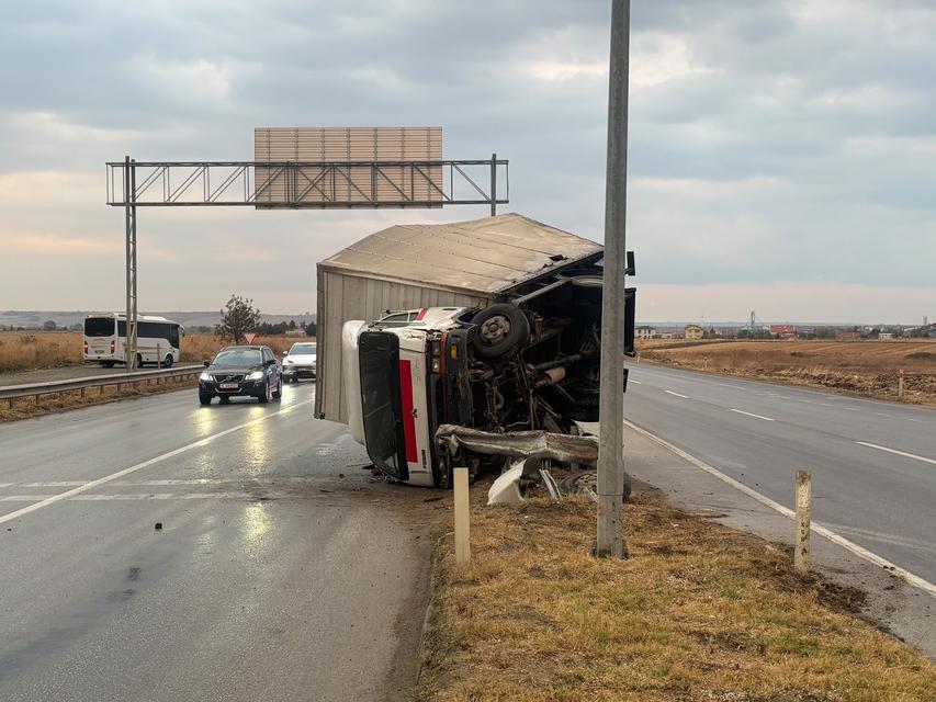 Bariyerlere çarpan kamyon devrildi: 1 yaralı