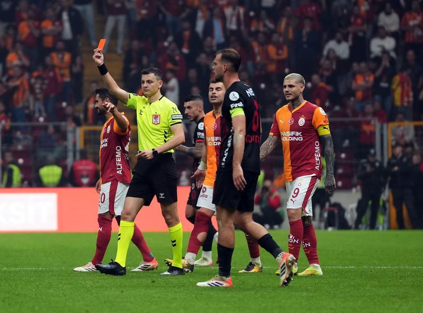 Galatasaray'da Roland Sallai kırmızı kart gördü