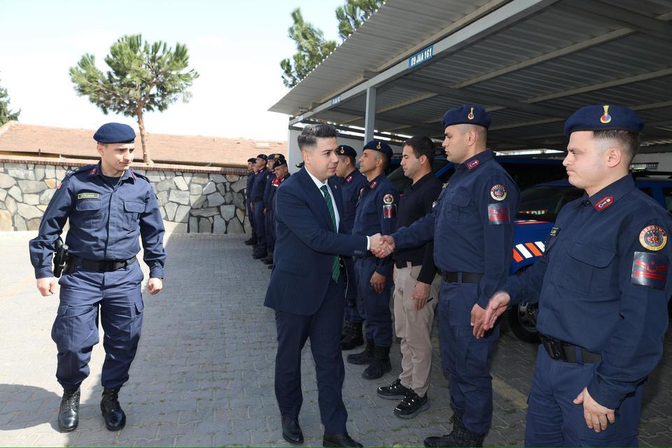 KAYMAKAM GÜNDOĞDU BAYRAMI GÖREVİ BAŞINDA GEÇİREN PERSONELLERİ UNUTMADI