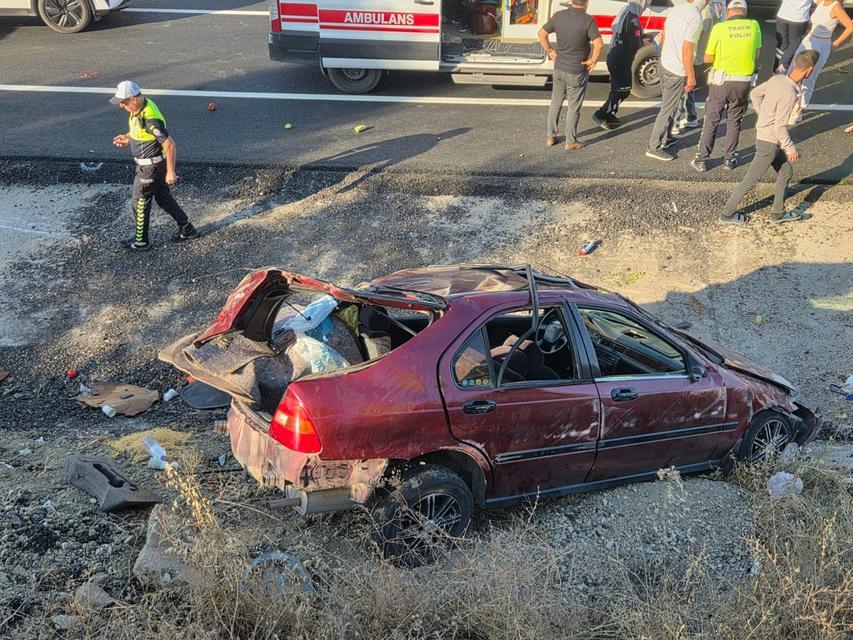 Direksiyon hakimiyetini kaybetti, karşı şeritteki iki otomobile çarptı: 1 ölü, 7 yaralı