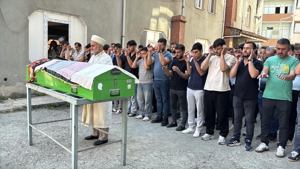 Eşi tarafından öldürülen kadın toprağa verildi