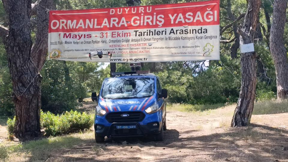 ANTALYA'DA ORMANLARA GİRİŞLER YASAKLANDI, JANDARMA VATANDAŞLARI TEK TEK UYARDI ORMAN İÇİNDE DEVRİYE GEZEN JANDARMA EKİPLERİ, VATANDAŞLARI ANONSLARLA VE BİREBİR UYARDILAR
