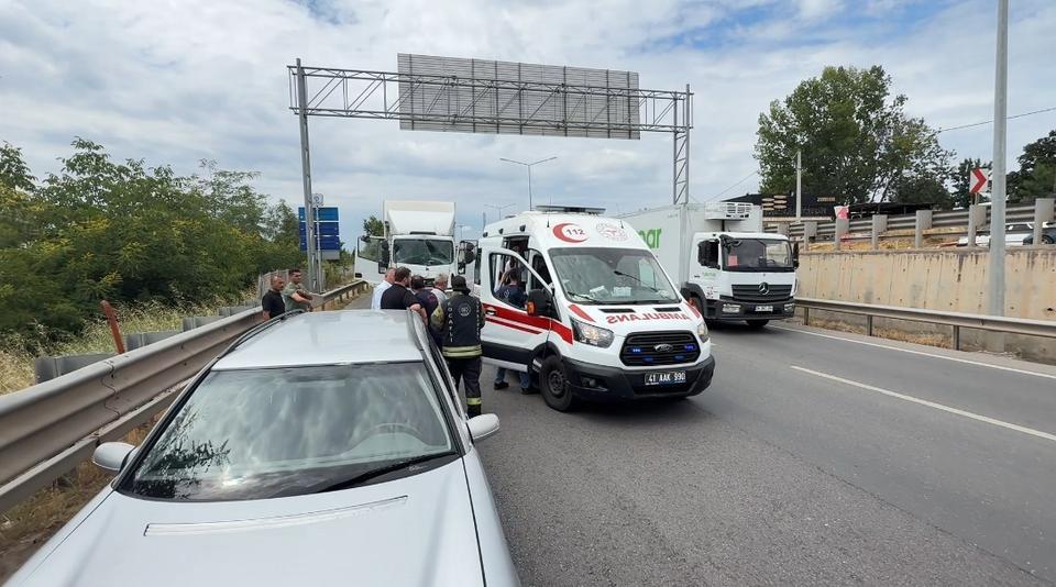 TIR, KAMYONA ÇARPTI: 1 YARALI SIKIŞAN TIR SÜRÜCÜSÜNÜN YARDIMINA İTFAİYE YETİŞTİ