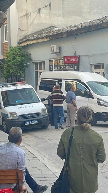 Alınan bilgiye göre, bir mobilya mağazası önüne 2 kişi tarafından bırakılan ve kısa süre sonra alacakları belirtilen valiz, uzun süre alınmadı.