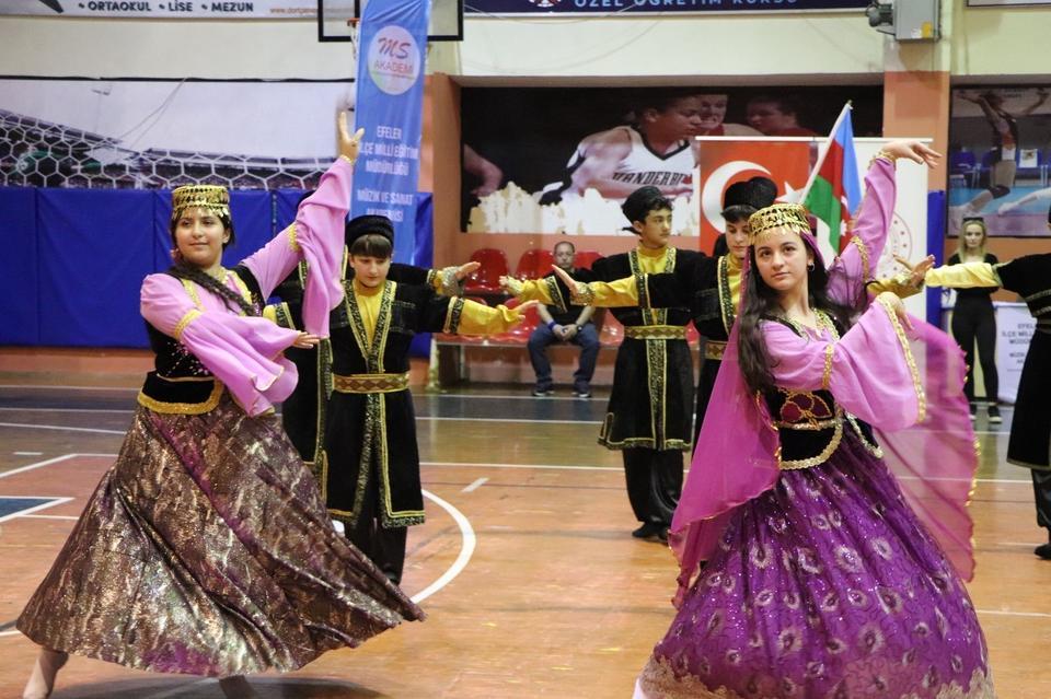 EFELER'DE ULUSLARARASI HALK DANSLARI FESTİVALİ GERÇEKLEŞTİRİLDİ