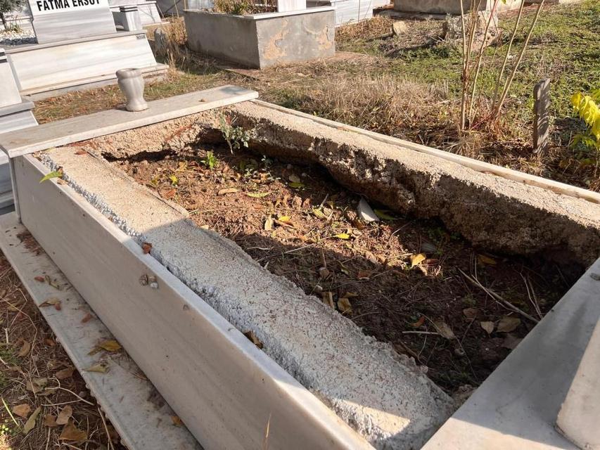 Mezar mermerlerini çalıp evinin bahçesine döşedi: Tutuklandı