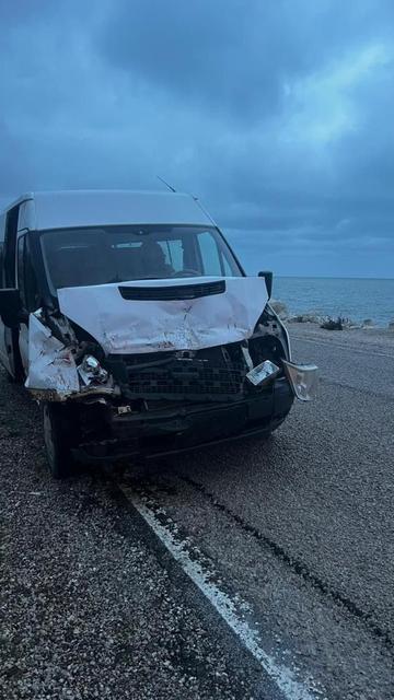 Servis aracında korku dolu anlar: Öğrencileri taşıyan araç kamyona çarptı