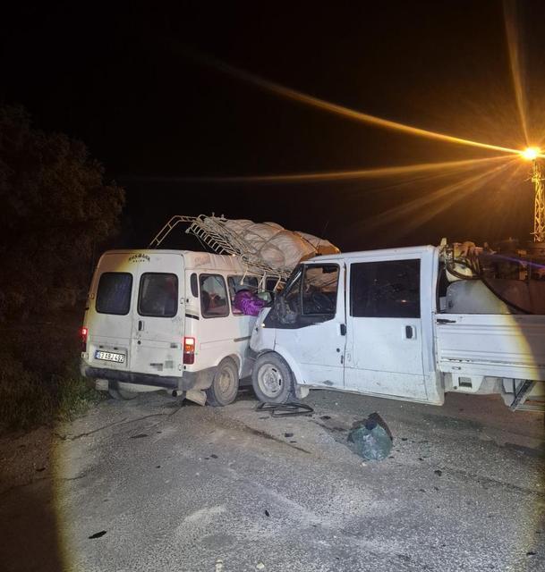 Kamyonet ile minibüs çarpıştı: 7 yaralı