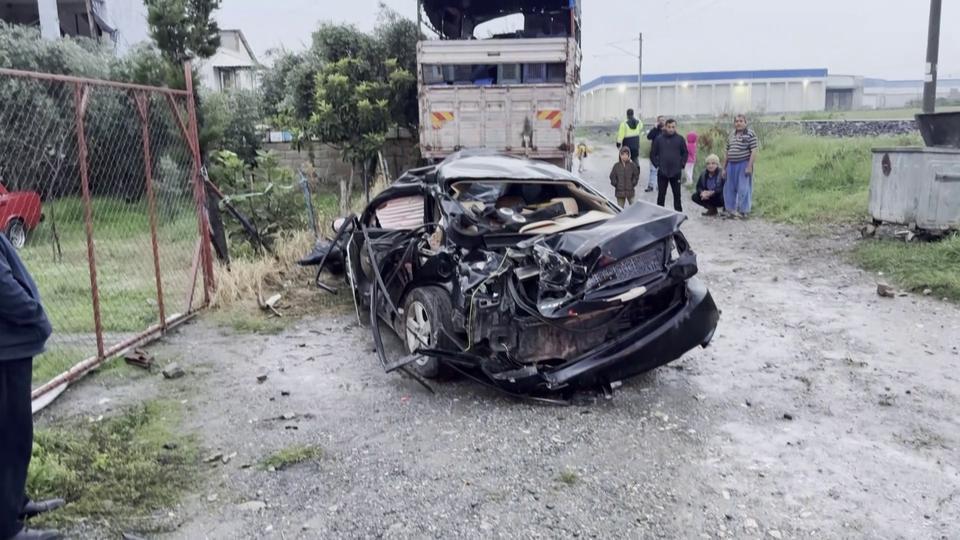 TRENİN ÇARPMASIYLA METRELERCE SÜRÜKLENEN OTOMOBİLDEKİ ANNE ÖLDÜ, OĞLU YARALANDI KAZA ANLARI KAMERAYA YANSIDI