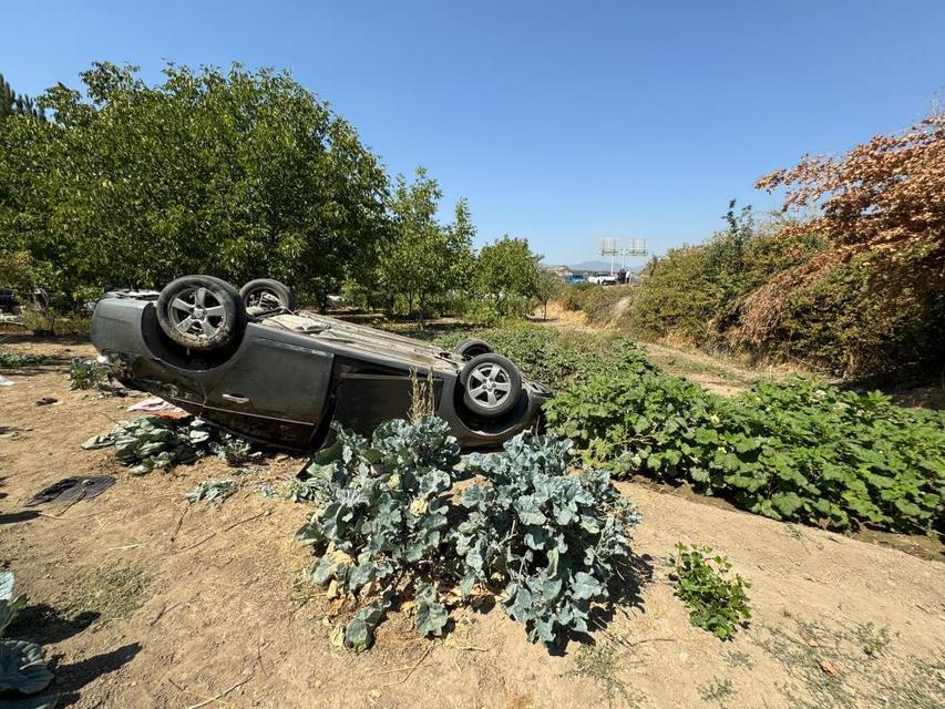 Çarpışan otomobillerden biri takla atıp bahçeye uçtu: 1'i ağır 5 yaralı