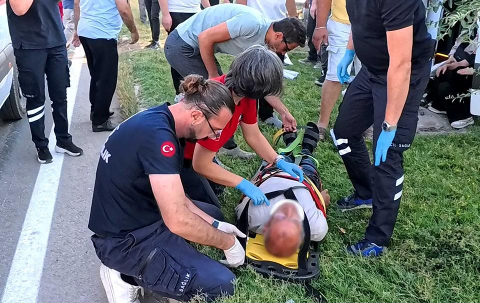 Servis minibüsü refüje çıktı: Çok sayıda yaralı