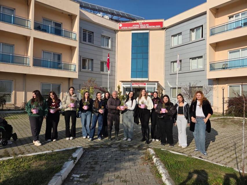 Aydın'da üniversiteli gençler, yaşlı çınarları unutmadı