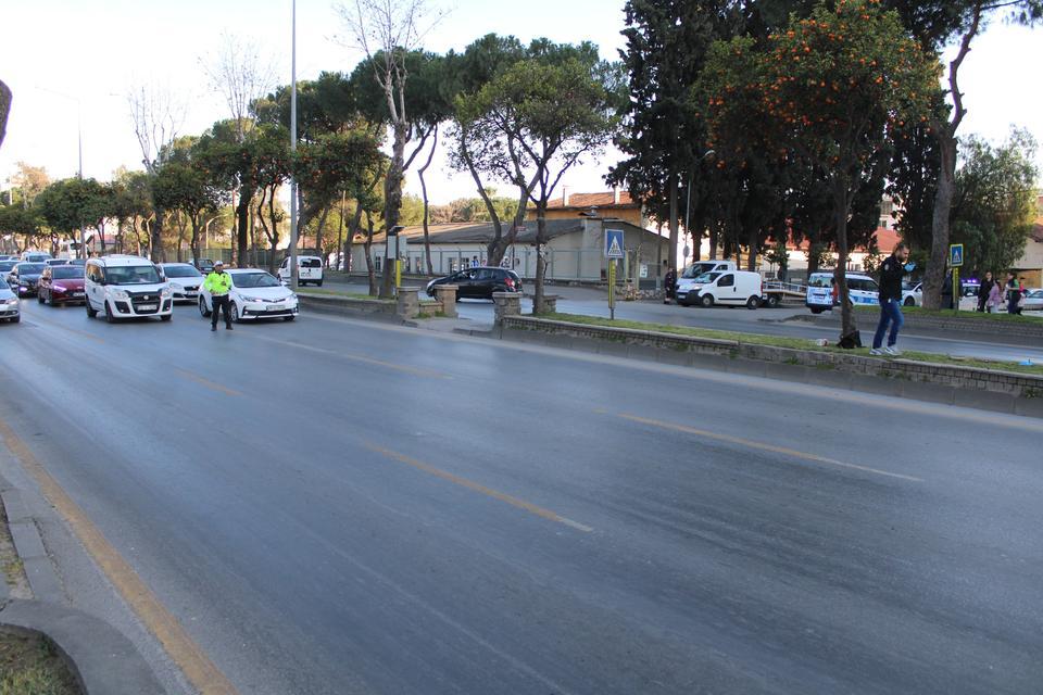 YOLUN KARŞISINA GEÇMEK İSTERKEN OTOMOBİLİN ÇARPTIĞI KADIN HAYATINI KAYBETTİ