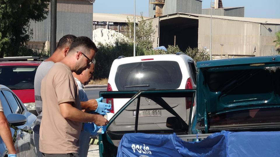 Park halindeki otomobilin arka koltuğunda ölü bulundu