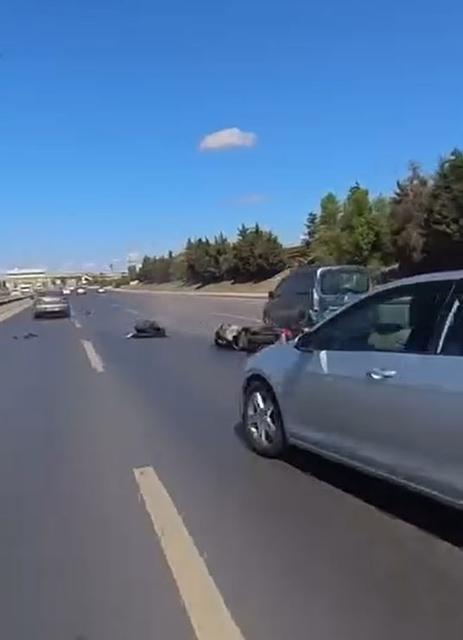 Motosiklet sürücüsü, araç altında kalmaktan son anda kurtuldu