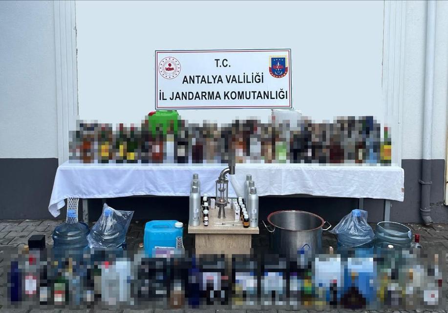 EVİNDE SAHTE ALKOL ÜRETEN ŞAHIS YAKALANDI EVDE YAPILAN ARAMADA 815 LİTRE SAHTE ALKOL ELE GEÇİRİLDİ