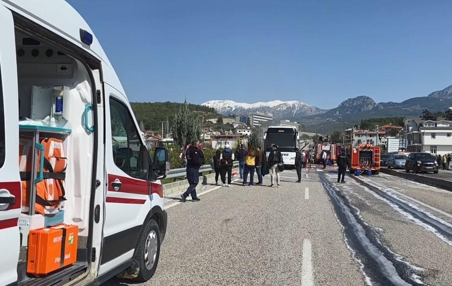 Yolcu otobüsü yandı, bagajdaki 3 tavuk telef oldu