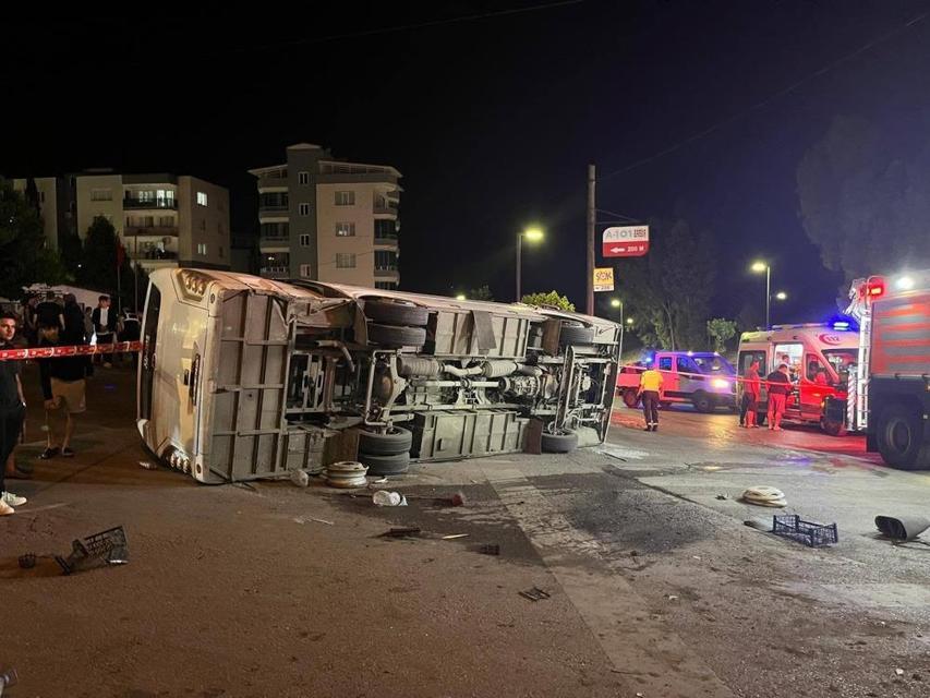 Servis otobüsü yan yattı: Yaralılar var
