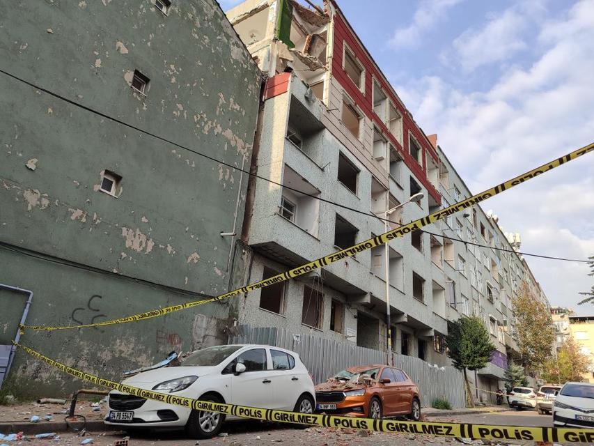 Balkon çöktü: 2 araç kullanılmaz hale geldi