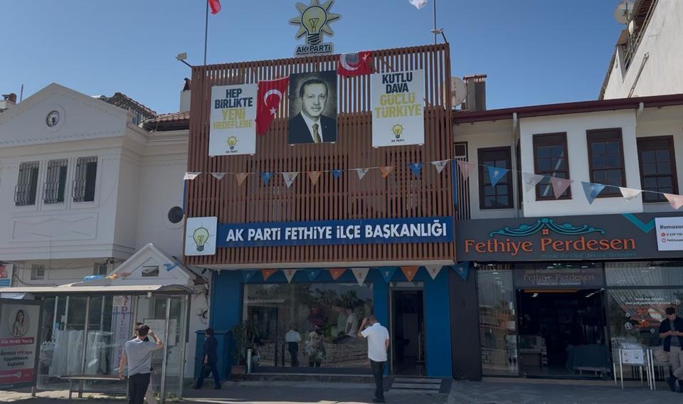 FETHİYE'DE AK PARTİ İLÇE BAŞKANLIĞI BİNASINA TAŞLI SALDIRI