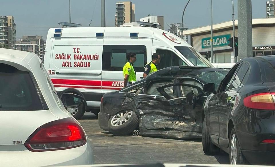 Ambulans ile otomobil çarpıştı: 3’ü sağlık çalışanı 5 yaralı