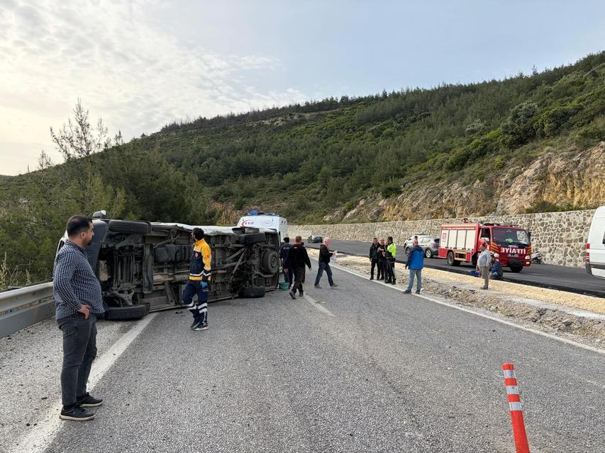 KUŞADASI'NDAKİ KAZADA YARALI SAYISI 12'YE YÜKSELDİ OTOMOBİL SÜRÜCÜSÜNÜ POLİS EKİPLERİNİN ÇALIŞMALARI BELİRLEYECEK