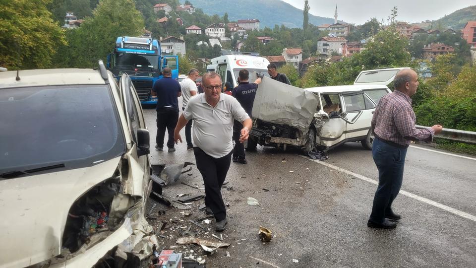 İKİ ARACIN ÇARPIŞTIĞI KAZADA 7 KİŞİ YARALANDI, ARACIN ÖN CAMINA SIKIŞAN VATANDAŞI İTFAİYE KURTARDI