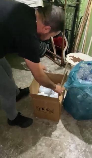 PAZARCI ŞÜPHELİYE OPERASYON: ARACINDAN VE EVİNDEN 121 LİTRE SAHTE İÇKİ ÇIKTI SAHTE İÇKİLERİ SU ŞİŞESİNE DOLDURMUŞ OPERASYON ANI KAMERADA