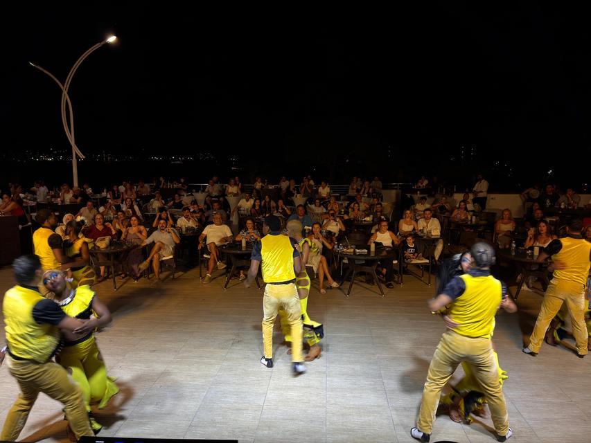 Bardakçı Koyu’nda tatil konser ve dans şovlarıyla renklendi