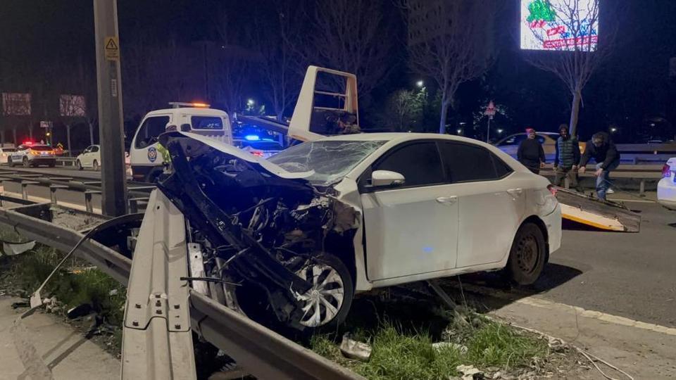 Zincirleme kaza: Kopan bariyer minibüse böyle çarptı