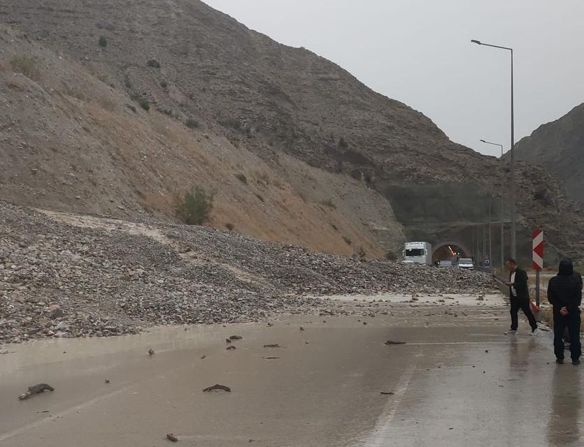 Yol sağanak nedeniyle trafiğe kapandı