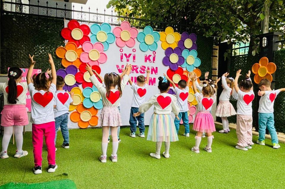 Efeler’de Anneler Günü’ne miniklerden sürpriz