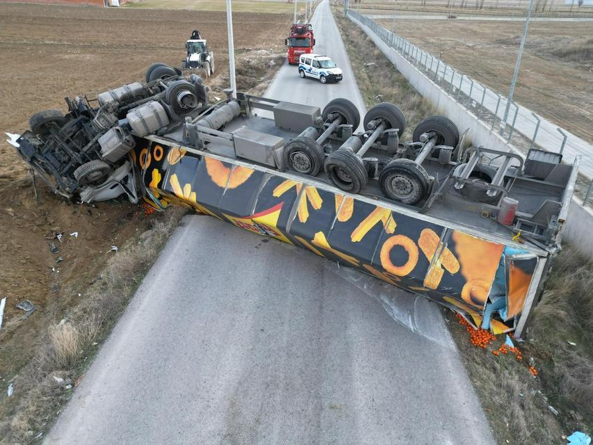 Devrilen tır karayolunu ulaşıma kapattı