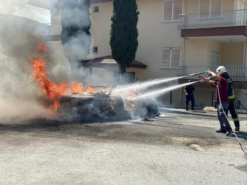 Seyir halindeki otomobil alev alev yandı